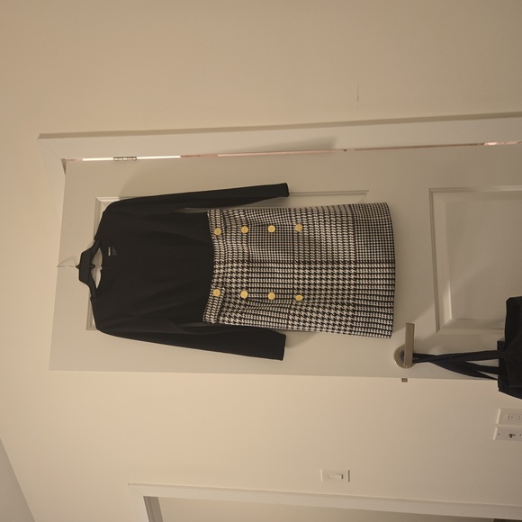 White, black and burgundy houndstooth bottom with solid top - Picture 1 of 1